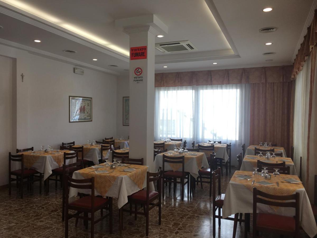 Hotel Villa Rinaldini Римини Экстерьер фото