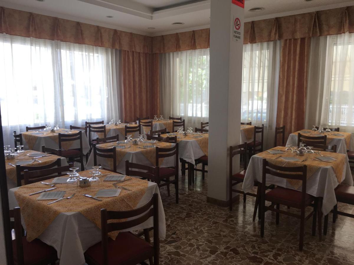 Hotel Villa Rinaldini Римини Экстерьер фото