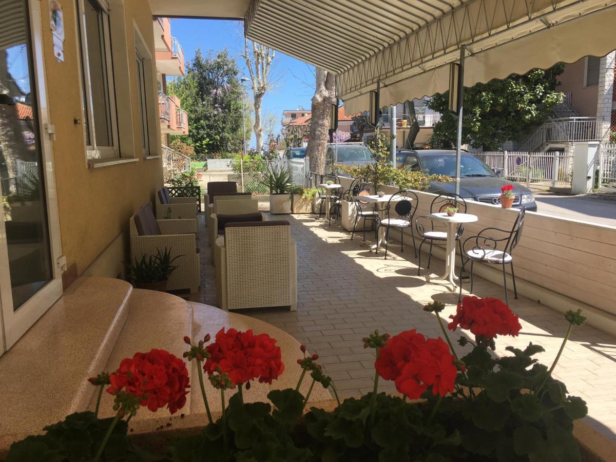 Hotel Villa Rinaldini Римини Экстерьер фото