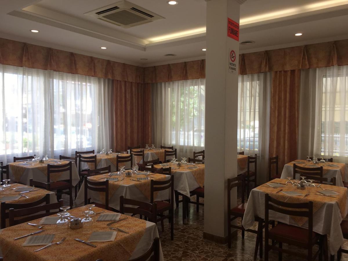 Hotel Villa Rinaldini Римини Экстерьер фото