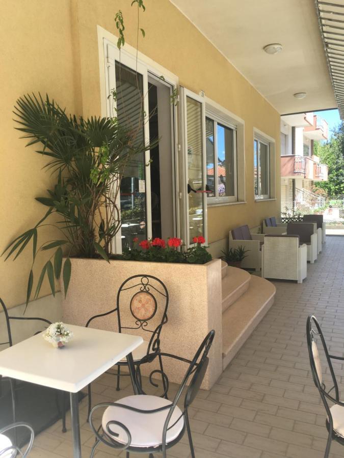 Hotel Villa Rinaldini Римини Экстерьер фото